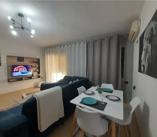 Tirane, jepet me qera apartament 1+1 Kati 2, 72 m² 650 € (qender)