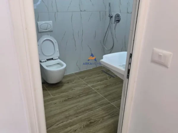 Tirane, shitet apartament 1+1+Ballkon Kati 7, 53 m² 115.000 € (RRUGA IRFAN TOMINI,PERBALL KOMPLEKSIT DELIJORGJI)