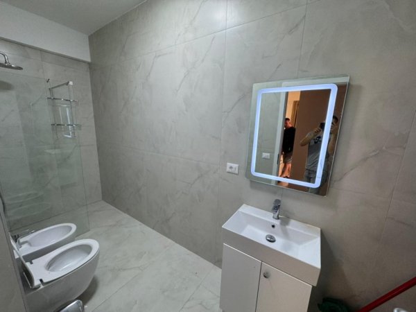 Tirane, jepet me qera apartament 1+1 Kati 3, 65 m² 450 € (fresk)
