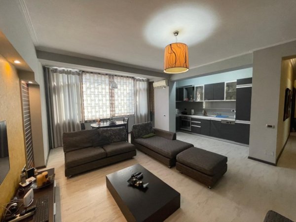 Tirane, jap me qera apartament 2+1+Ballkon Kati 4, 100 m² 650 € (Ish Ekspozita)