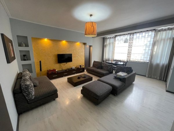 Tirane, jap me qera apartament 2+1+Ballkon Kati 4, 100 m² 650 € (Ish Ekspozita)