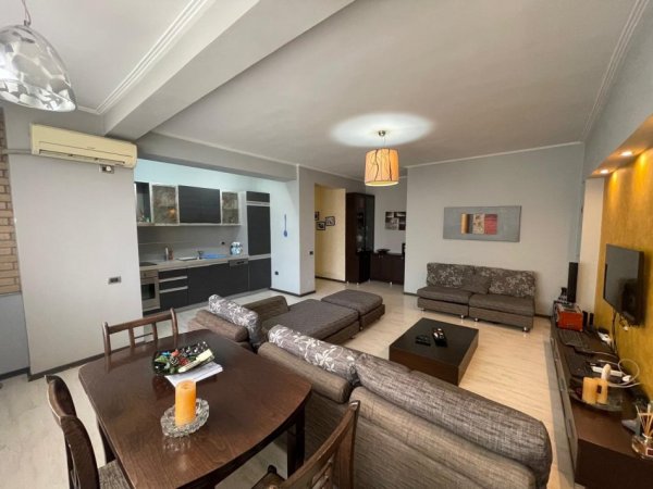 Tirane, jap me qera apartament 2+1+Ballkon Kati 4, 100 m² 650 € (Ish Ekspozita)