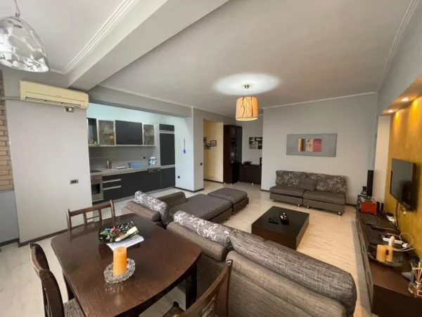Tirane, jap me qera apartament 2+1+Ballkon Kati 4, 100 m² 650 € (Ish Ekspozita)