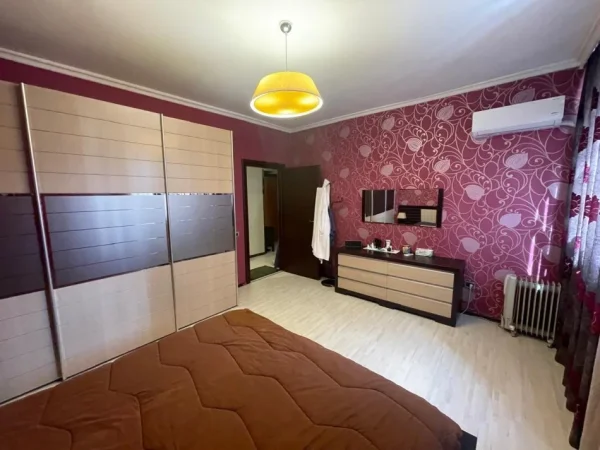 Tirane, jap me qera apartament 2+1+Ballkon Kati 4, 100 m² 650 € (Ish Ekspozita)