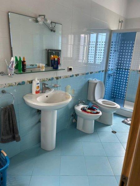 Tirane, jepet me qera Vile 3 Katshe Kati 4, 480 m² 2.700 € (Rruga Zef Kolombi)