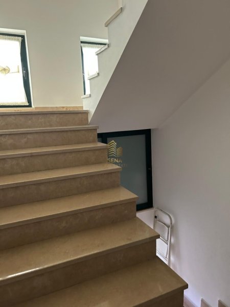 Tirane, jepet me qera Vile 3 Katshe Kati 4, 480 m² 2.700 € (Rruga Zef Kolombi)
