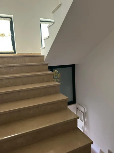 Tirane, jepet me qera Vile 3 Katshe Kati 4, 480 m² 2.700 € (Porcelan)