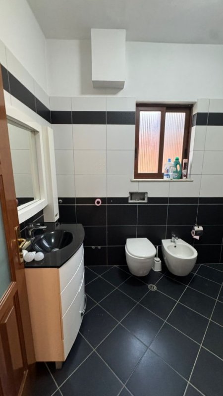 Tirane, jepet me qera apartament 2+1+Ballkon Kati 3, 140 m² 510 € (Rruga Abedin Cici)
