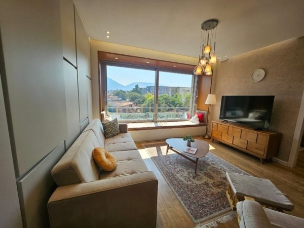 Tirane, jepet me qera 2+1 Kati 4, 110 m² 1.400 € 