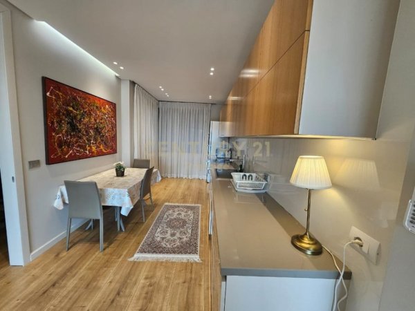 Tirane, jepet me qera 2+1 Kati 4, 110 m² 1.400 € 