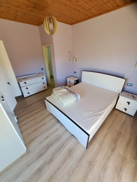 Tirane, shitet Vile 3 Katshe Kati 3, 1.000 m² 350.000 € (Peze e Vogel)