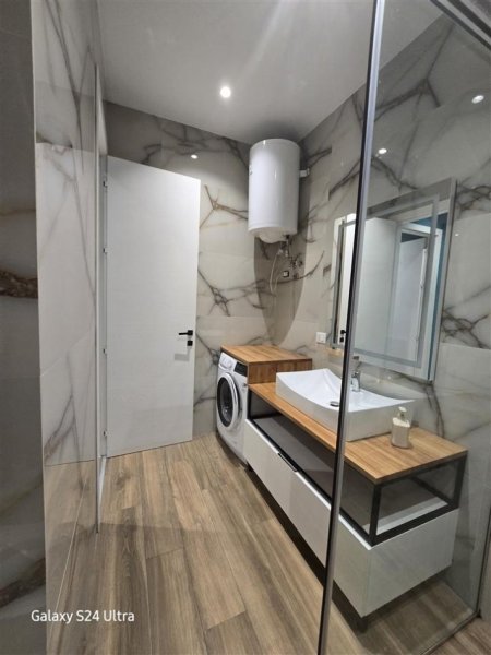 Tirane, jepet me qera apartament 1+1+Ballkon Kati 7, 75 m² 720 € (Kompleksi Delijorgji)