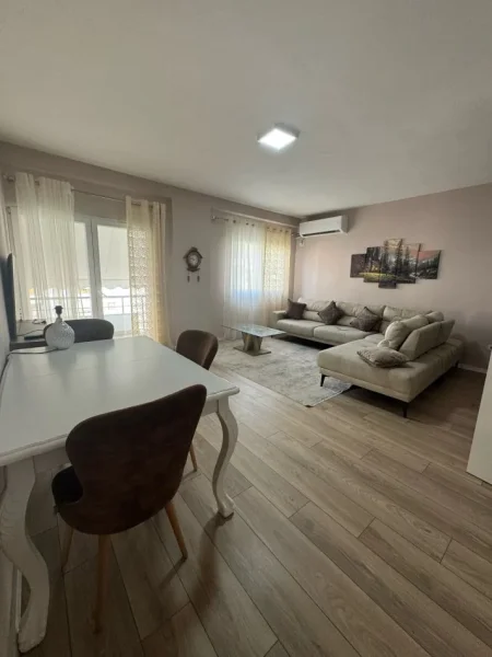 Tirane, jepet me qera apartament 2+1+Ballkon Kati 4, 100 m² 400 € (FRESKU)