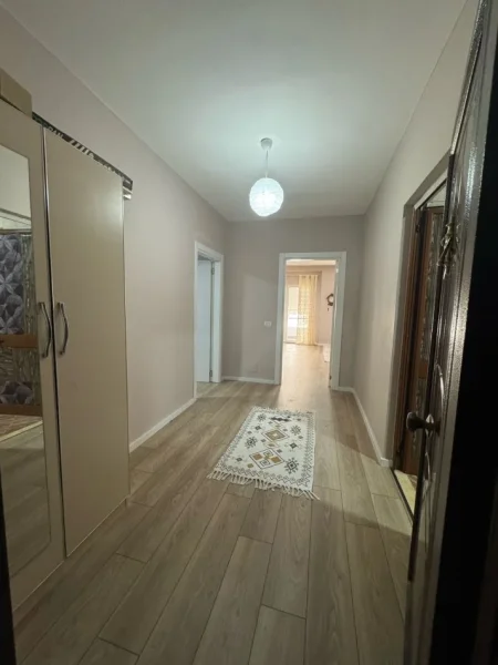 Tirane, jepet me qera apartament 2+1+Ballkon Kati 4, 100 m² 400 € (FRESKU)