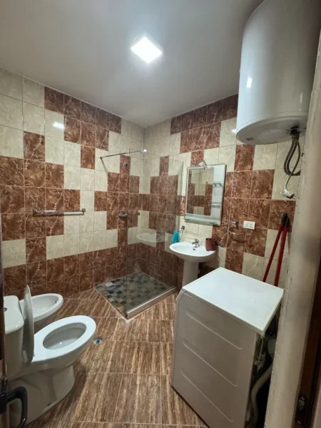 Tirane, jepet me qera apartament 2+1+Ballkon Kati 4, 100 m² 400 € (FRESKU)