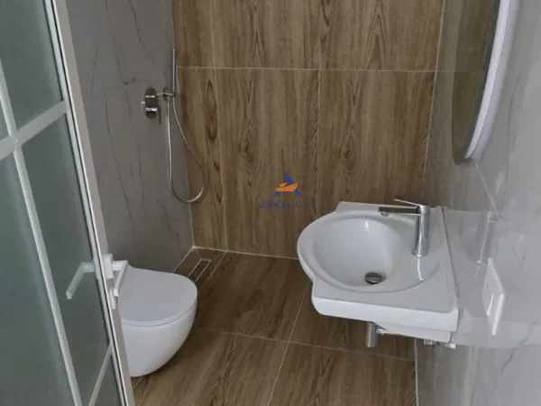 Tirane, shitet apartament 1+1+Ballkon Kati 7, 53 m² 115.000 € (TE RRUGA IRFAN TOMINI,PERBALL KOMPLEKSIT DELIJORGJI)