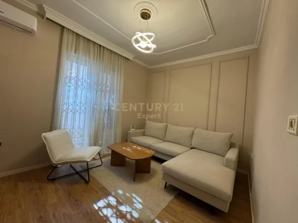 Tirane, jepet me qera apartament 1+1 Kati 1, 60 m² 550 € (AMBASADA AMERIKANE)