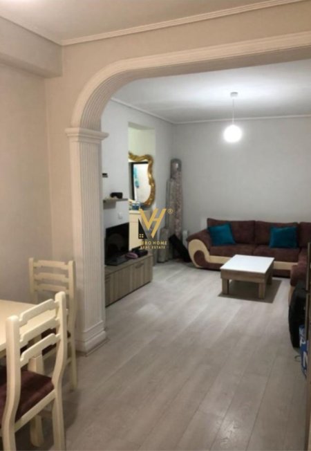 Tirane, jepet me qera apartament 1+1+Ballkon Kati 3, 60 m² 500 € (NISHARAKU)