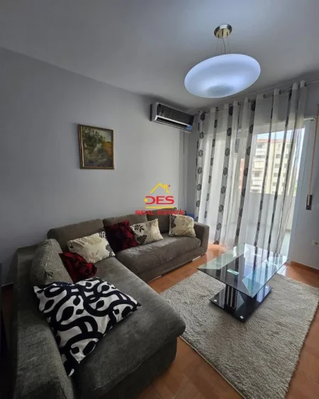Vlore, jepet me qera apartament 2+1+Ballkon Kati 5, 100 m² 550 € (Rruga Murat Tërbaçi)