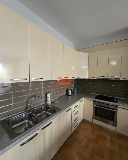 Vlore, jepet me qera apartament 2+1+Ballkon Kati 5, 100 m² 550 € (Rruga Murat Tërbaçi)