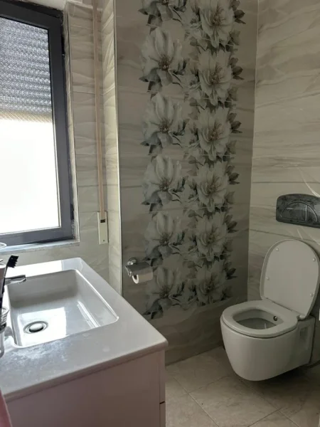 Tirane, jepet me qera apartament 2+1+Ballkon Kati 4, 103 m² 750 € (KOMUNA E PARISIT)