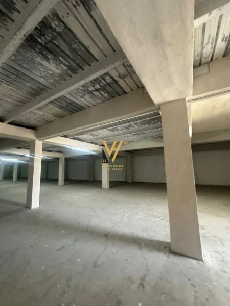 Tirane, jepet me qera magazine Kati 2, 770 m² 1.600 € (AUTOSTRADA TIRANE – DURRES)