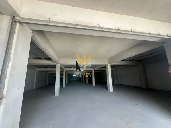 Tirane, jepet me qera magazine Kati 2, 770 m² 1.600 € (AUTOSTRADA TIRANE – DURRES)