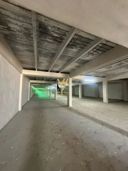 Tirane, jepet me qera magazine Kati 2, 770 m² 1.600 € (AUTOSTRADA TIRANE – DURRES)