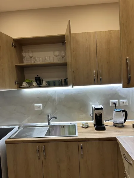 Tirane, jepet me qera apartament 1+1+Ballkon Kati 3, 650 € (9 Kateshet, Tirane)