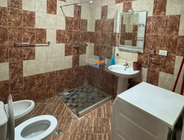 Tirane, jepet me qera apartament 2+1 Kati 4, 100 m² 400 € (NE FRESK)