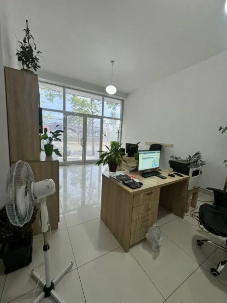 Durres, jepet me qera ambjent biznesi Kati 2, 33 m² 500 € 