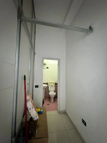 Durres, jepet me qera ambjent biznesi Kati 2, 33 m² 500 € 