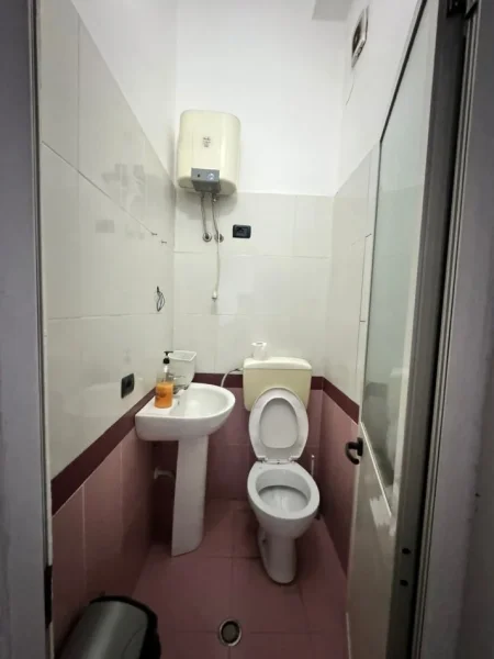 Durres, jepet me qera ambjent biznesi Kati 2, 33 m² 500 € 