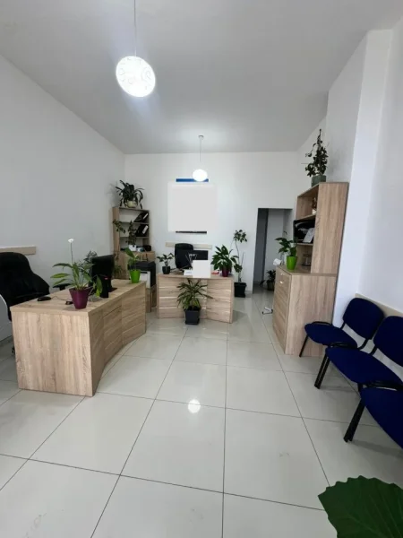 Durres, jepet me qera ambjent biznesi Kati 2, 33 m² 500 € 