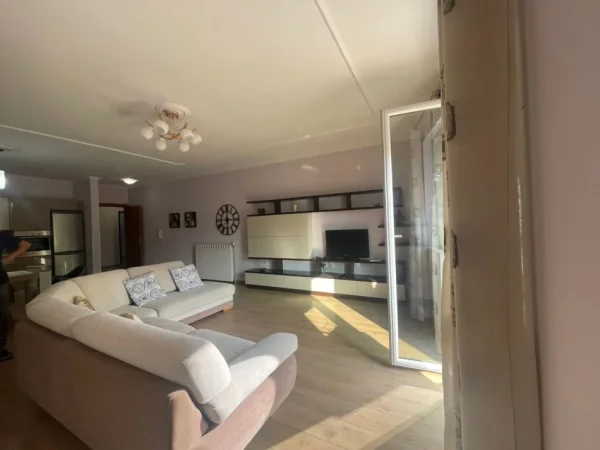 Tirane, jepet me qera apartament 2+1 Kati 2, 120 m² 650 € (rruga shyqyri ishmi)