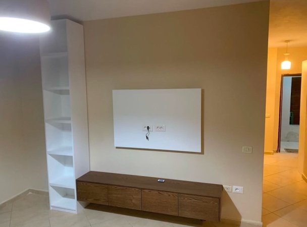Tirane, jepet me qera apartament 1+1+Ballkon Kati 4, 60 m² 500 € (Rruga Shefqet Musaraj (ISH UET))