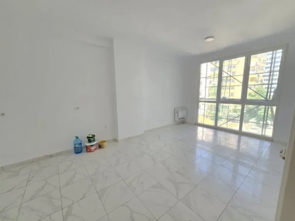 Tirane, jepet me qera zyre Kati 2, 110 m² 1.000 € (Mbrapa sq 21 kati 2 ashensor ideale per zyra)