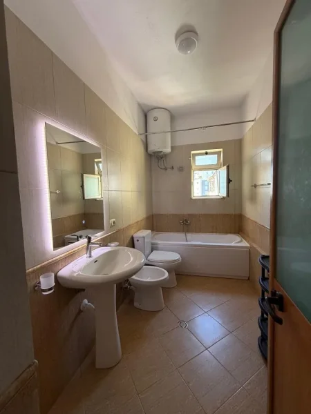 Tirane, jepet me qera apartament 2+1+Ballkon Kati 6, 90 m² 650 € (Vasil Shanto)