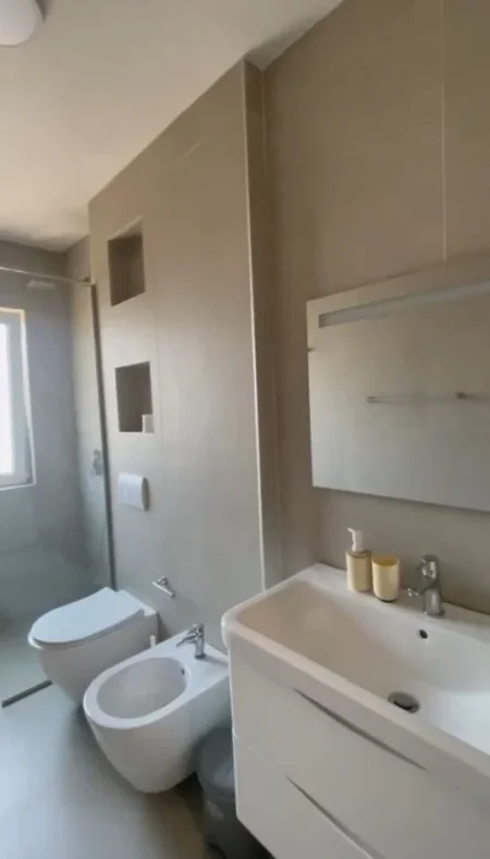 Tirane, jepet me qera apartament 1+1+Ballkon Kati 4, 62 m² 700 € (rruga e durresit)