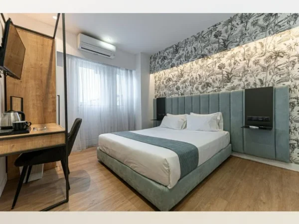 Tirane, jap me qera hotel , 3.300 m² 6.000 € (stacioni i trenit)