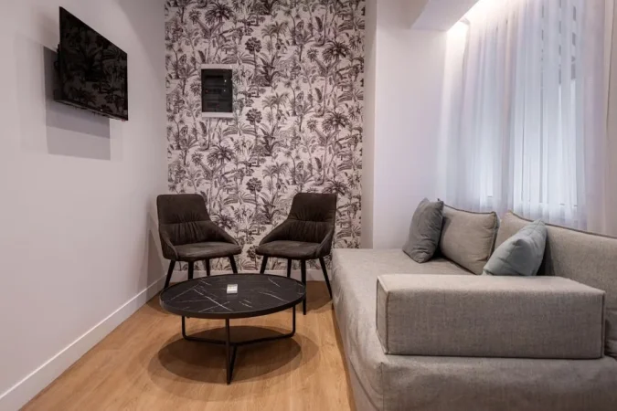 Tirane, jap me qera hotel , 3.300 m² 6.000 € (stacioni i trenit)