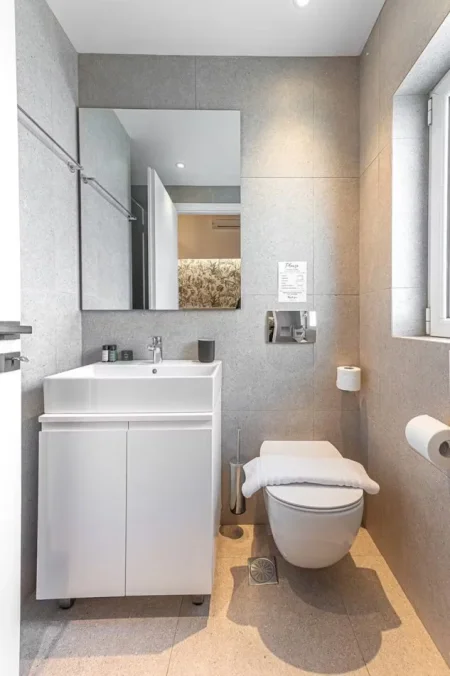 Tirane, jap me qera hotel , 3.300 m² 6.000 € (stacioni i trenit)