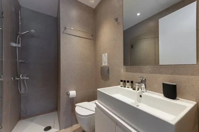 Tirane, jap me qera hotel , 3.300 m² 6.000 € (stacioni i trenit)