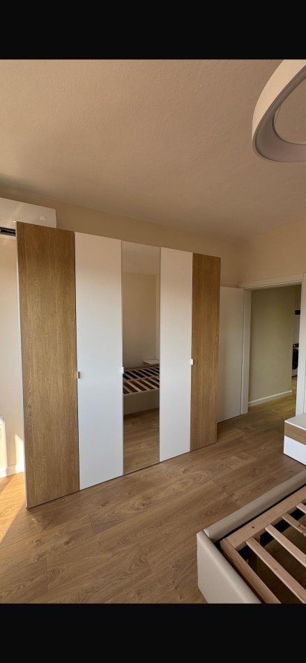 Tirane, jepet me qera apartament 2+1+Ballkon Kati 5, 90 m² 650 € (Pranë Hotel Mondial/21 Dhjetori)