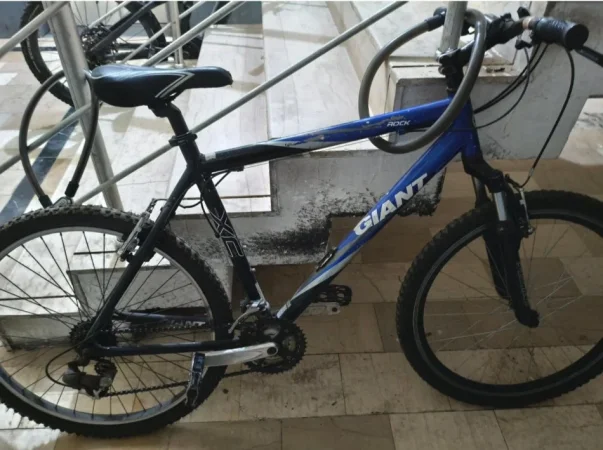 Tirane, shes biciklete Giant Mountain Bike blu