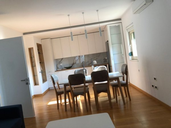Tirane, jepet me qera apartament 2+1+Ballkon Kati 2, 120 m² 480 € (Pallati Grande)