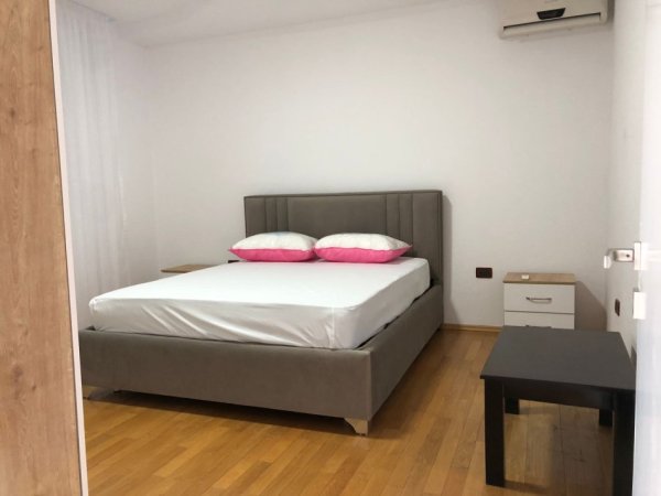 Tirane, jepet me qera apartament 2+1+Ballkon Kati 2, 120 m² 480 € (Pallati Grande)