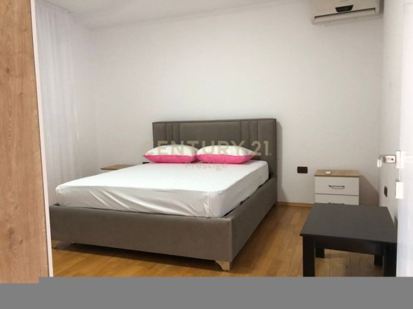 Tirane, jepet me qera apartament 2+1+Ballkon Kati 2, 120 m² 480 € (Pallati Grande)
