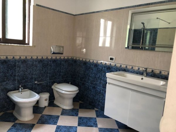 Tirane, jepet me qera apartament 2+1+Ballkon Kati 2, 120 m² 480 € (Pallati Grande)