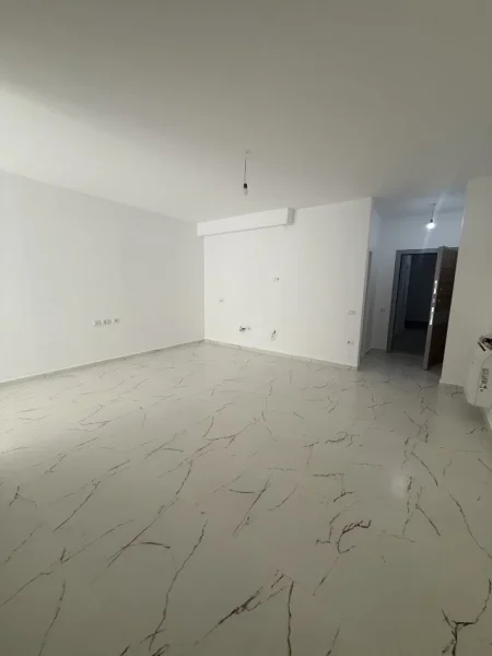 Tirane, jepet me qera ambjent biznesi Kati 1, 90 m² 1.300 € (Donika Center)